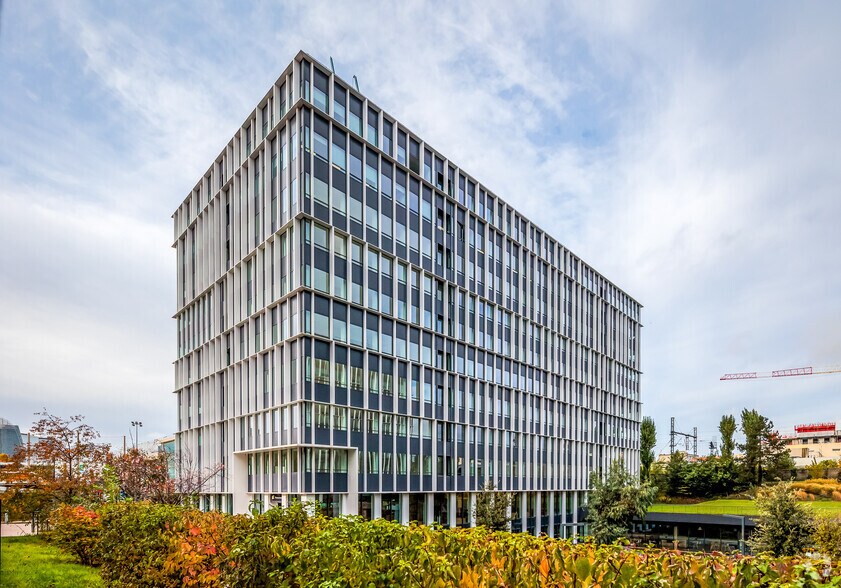 11 Avenue Dubonnet, Courbevoie to rent - Building Photo - Image 3 of 6