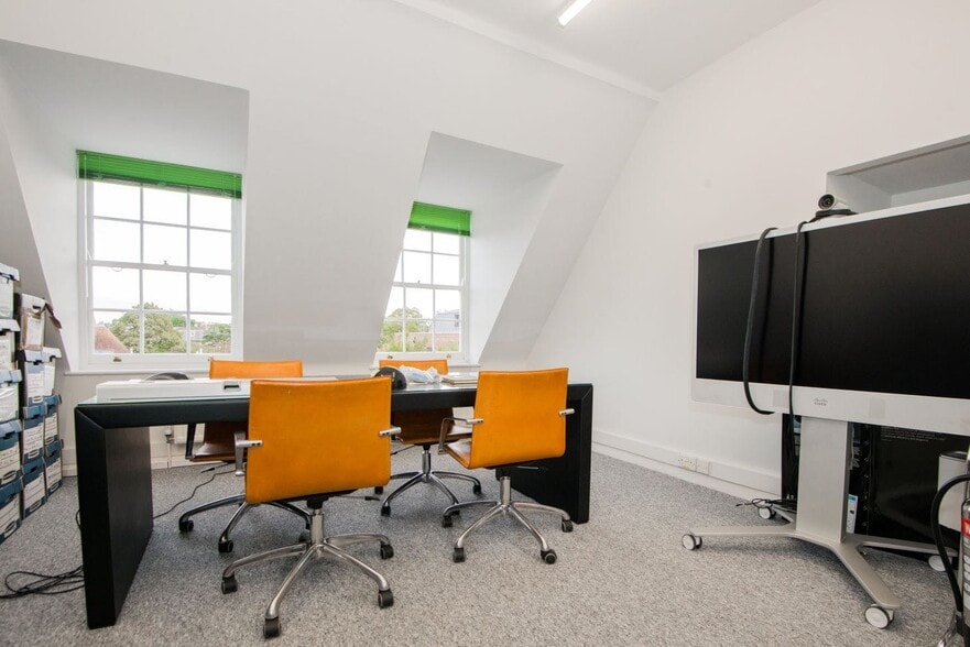 Holbrooke Pl, Richmond to rent - Building Photo - Image 3 of 7