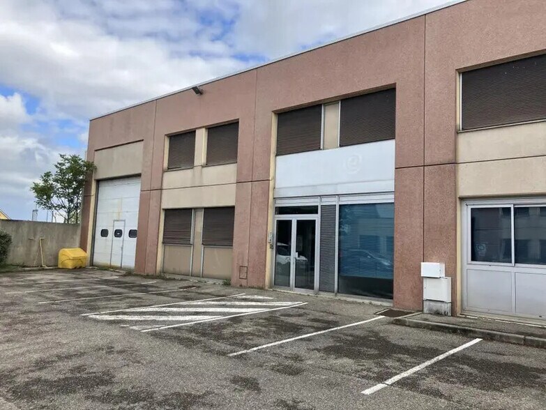 2-4 Rue Paul Villard, Chassieu to rent - Building Photo - Image 3 of 38