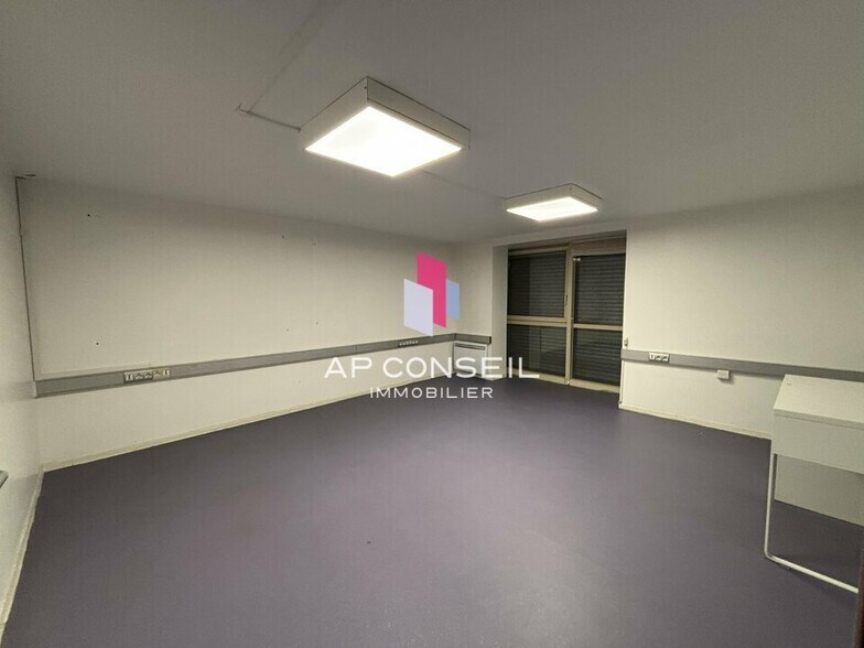Office in Versailles to rent - Interior Photo - Image 2 of 12
