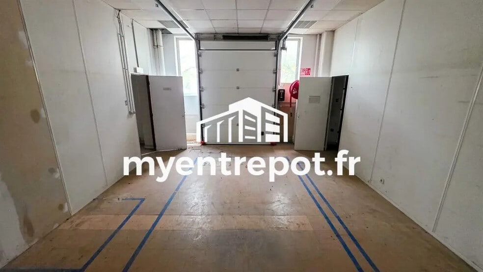 Light Industrial in Marseille to rent - Interior Photo - Image 3 of 9