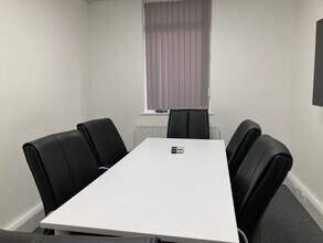 South Rd, Weybridge to rent Interior Photo- Image 2 of 3