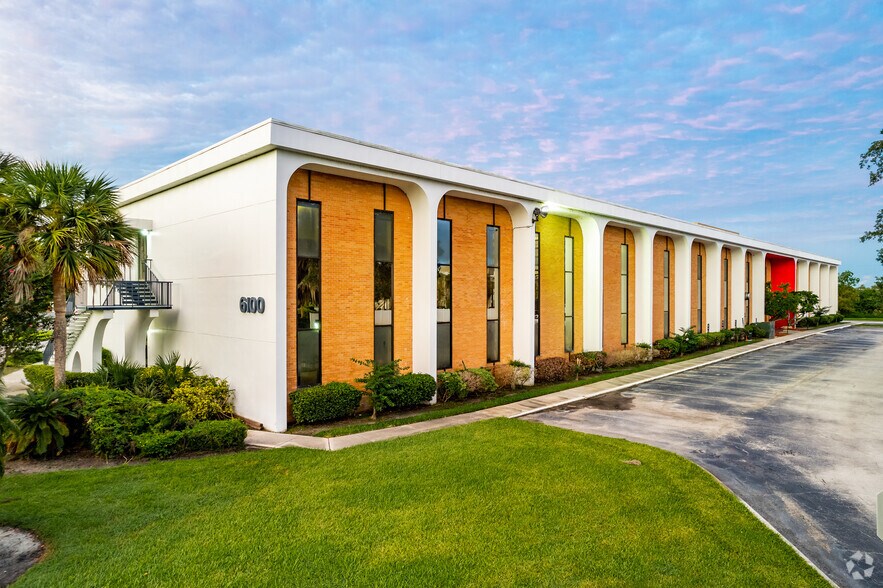 6100 Lake Ellenor Dr, Orlando, FL to rent - Building Photo - Image 2 of 27