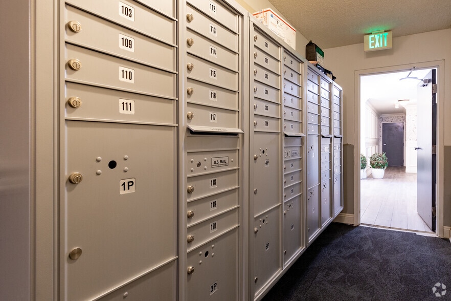 8560 W Olympic Blvd, Los Angeles, CA for sale - Interior Photo - Image 3 of 61