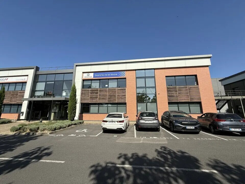 Light Industrial in Villeneuve-la-Garenne to rent Building Photo- Image 1 of 9