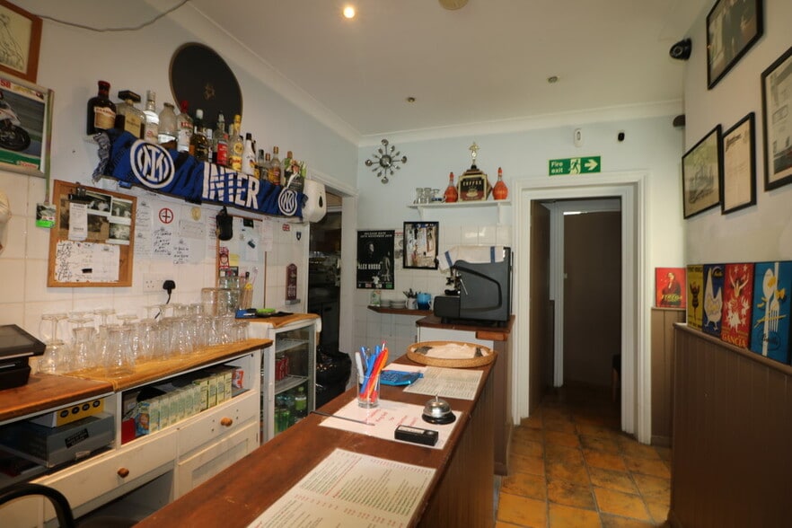 28 Milton Rd, Westcliff On Sea to rent - Interior Photo - Image 3 of 8