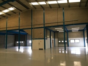 Newton Rd, Crawley to rent Interior Photo- Image 2 of 4