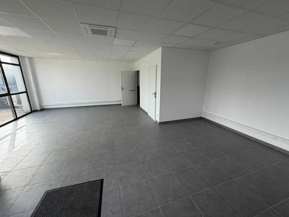 Location Entrepôt 296 m² - Photo 1