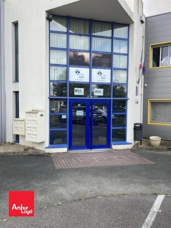 Location Bureaux 170 m² - Photo 1