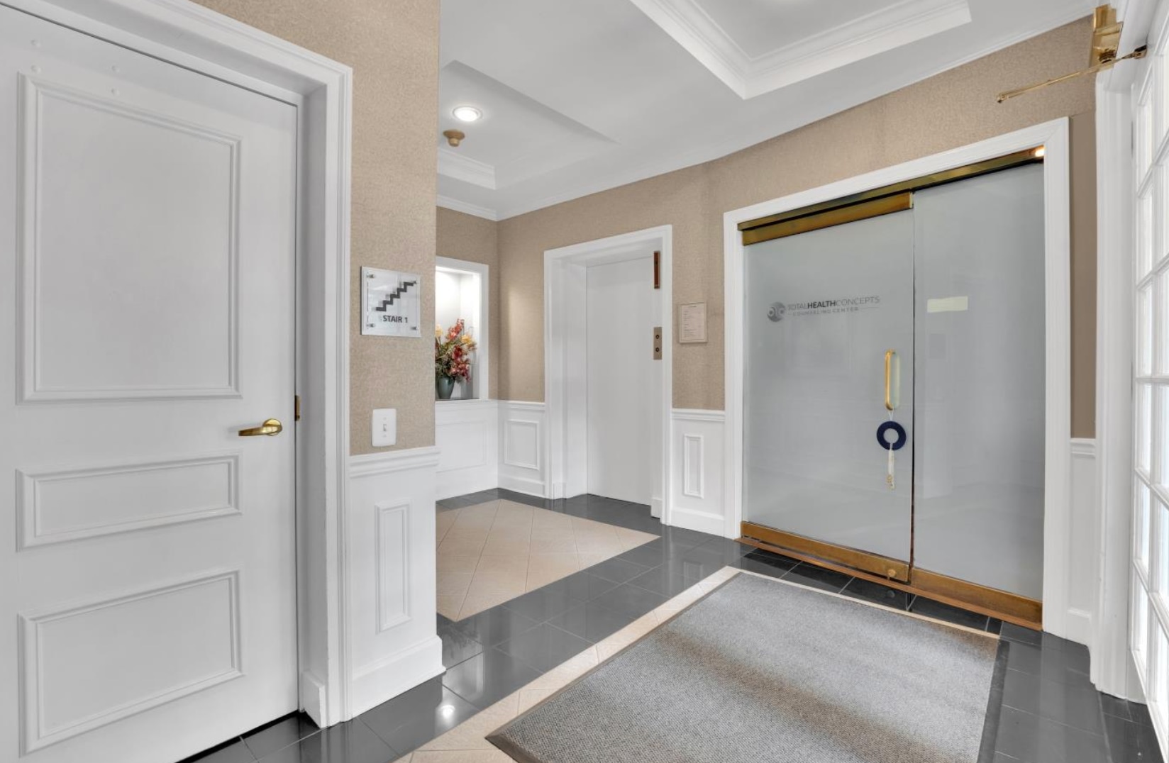 410 Pine St SE, Vienna, VA to rent Interior Photo- Image 1 of 3