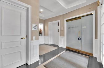 410 Pine St SE, Vienna, VA to rent Interior Photo- Image 1 of 3