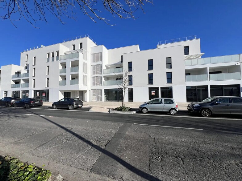 83 Avenue Montaigne, Saint-Médard-en-Jalles for sale - Building Photo - Image 2 of 8