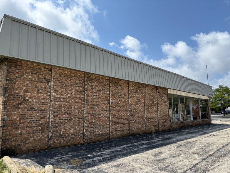 16555 W Cleveland Ave, New Berlin, WI for sale - Building Photo - Image 2 of 9