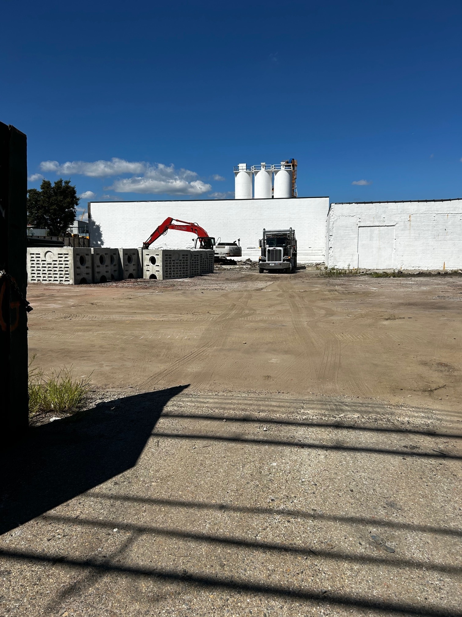 Ideal Parking Lot & Industrial Buildings portfolio of 4 properties for sale on LoopNet.co.uk Building Photo- Image 1 of 8