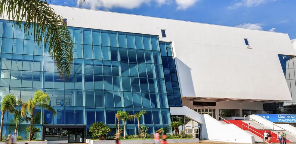 Light Industrial in Cannes to rent - Building Photo - Image 3 of 4