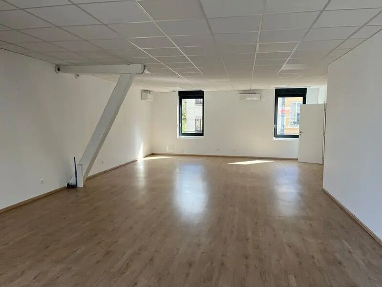 Office in Villeurbanne to rent - Building Photo - Image 2 of 5