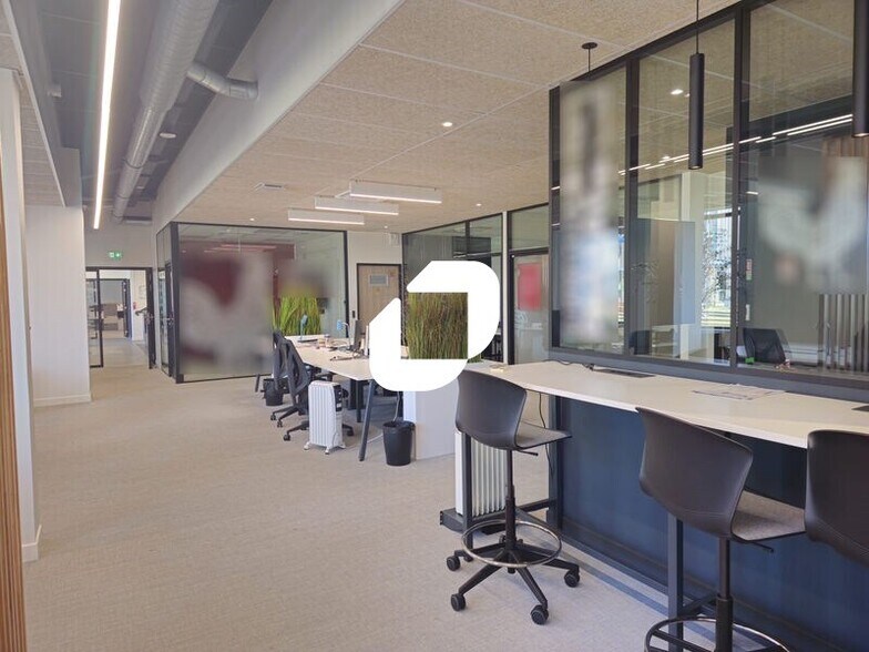Office in Tremblay-en-France to rent - Building Photo - Image 2 of 13