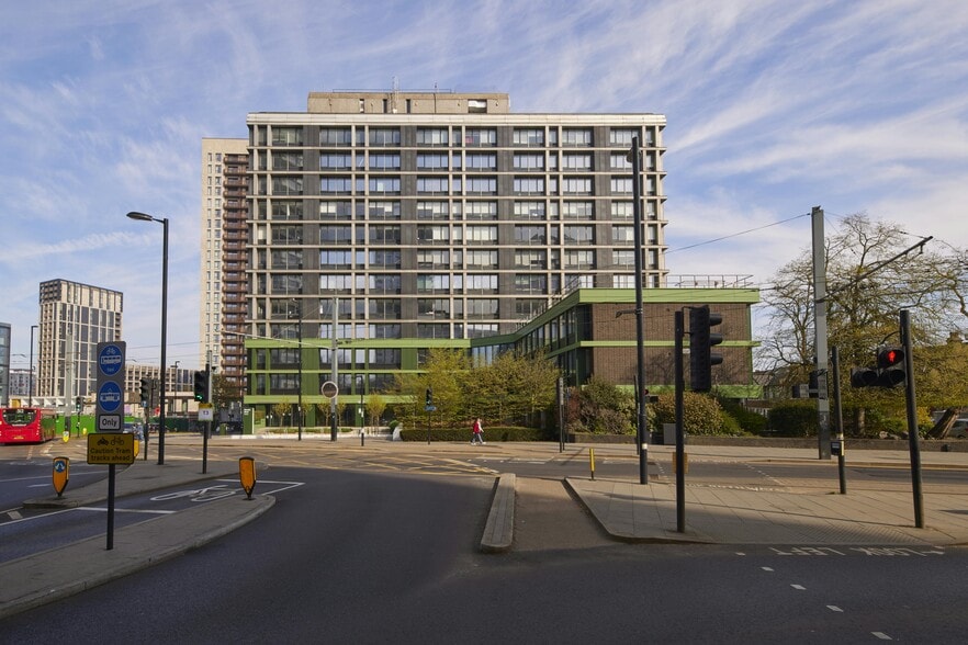 Addiscombe Rd, Croydon to rent - Building Photo - Image 2 of 15