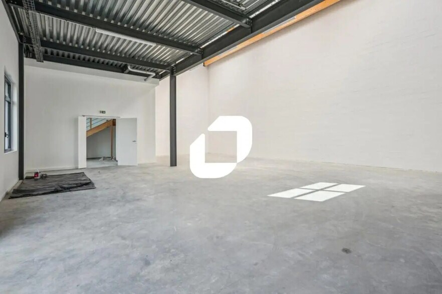 Light Industrial in Lieusaint for sale - Interior Photo - Image 2 of 11