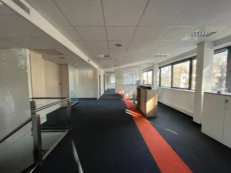 11 Chemin Des Petites Brosses, Caluire-et-Cuire to rent - Building Photo - Image 3 of 13