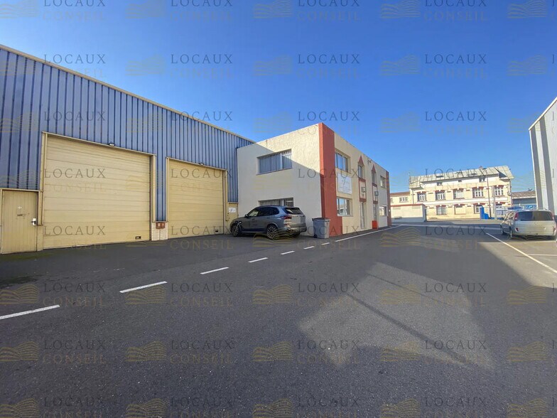 Light Industrial in Bezons to rent - Building Photo - Image 1 of 4