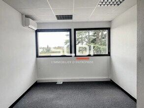 Office in Rillieux-la-Pape to rent Interior Photo- Image 1 of 7
