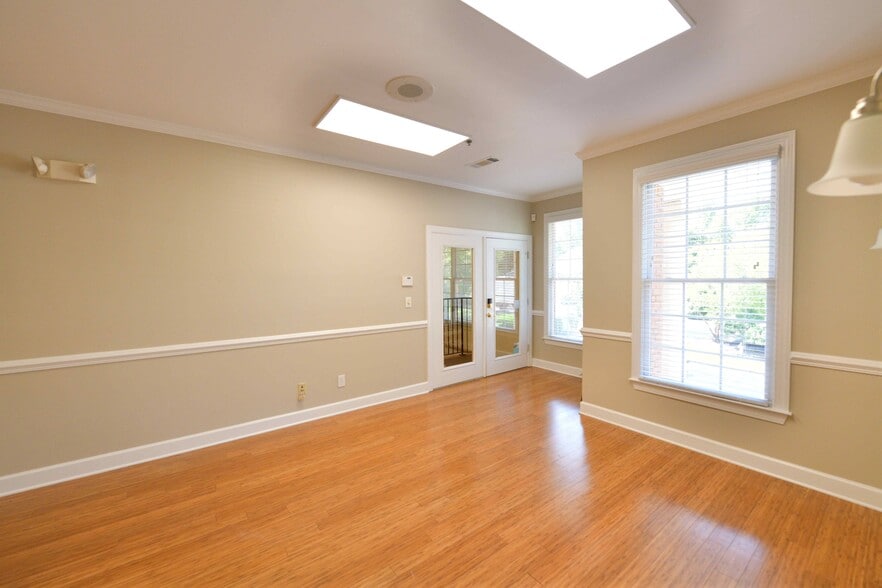 519 Johnson Ferry Rd, Marietta, GA for rent - Interior Photo - Image 3 of 23