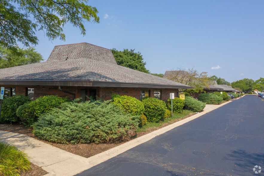 1803 Hicks Rd, Rolling Meadows, IL for rent - Building Photo - Image 2 of 9