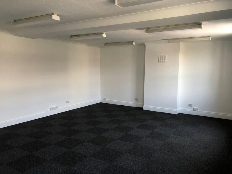 22-24 Claremont Rd, Surbiton to rent - Building Photo - Image 2 of 6