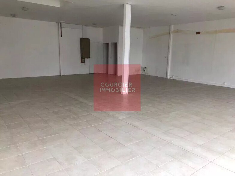 Light Industrial in Coignieres to rent - Interior Photo - Image 3 of 3