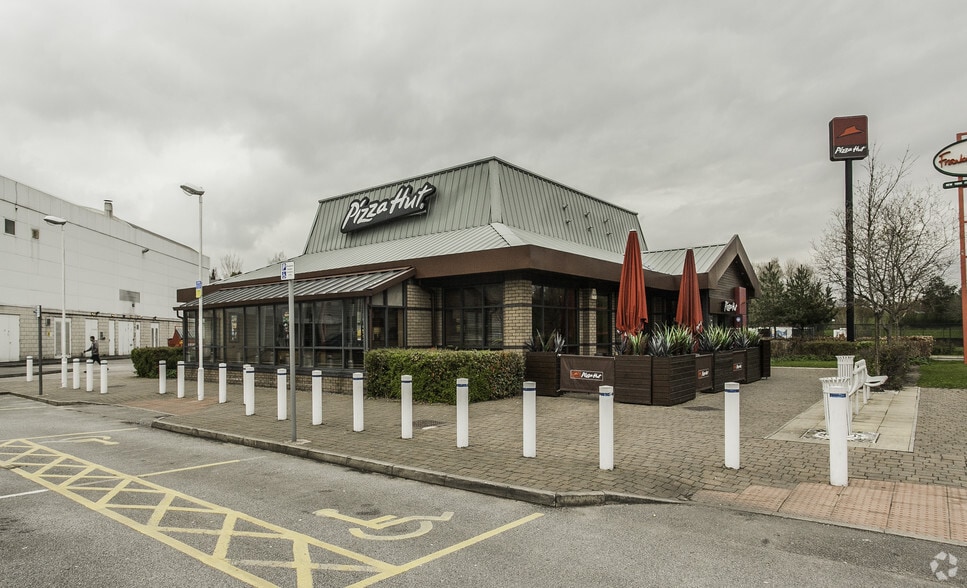 Sandbrooke Way, Rochdale to rent - Primary Photo - Image 1 of 2