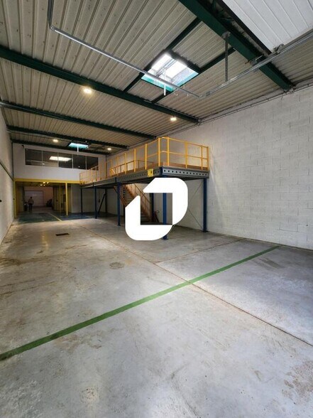 Light Industrial in Marolles-en-Brie to rent - Interior Photo - Image 2 of 4