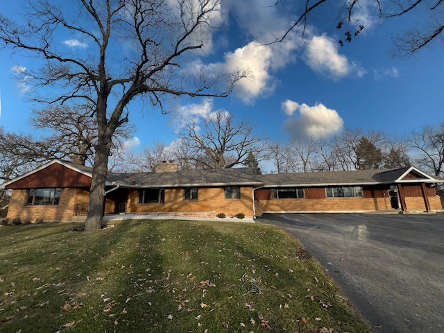 1700 S Eastwood Dr, Woodstock, IL for rent - Primary Photo - Image 1 of 26