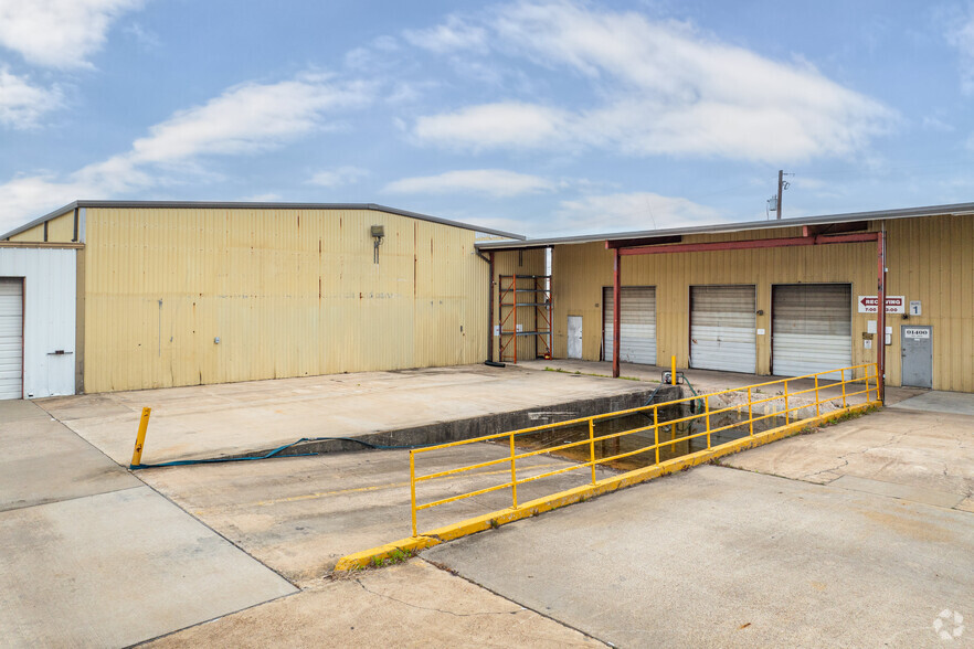 1305 W Jackson Ave, Pasadena, TX for rent - Building Photo - Image 2 of 29