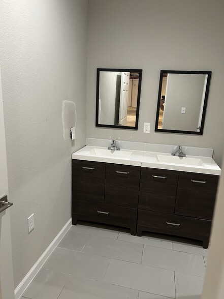 2455 S 4th St, Beaumont, TX for rent - Interior Photo - Image 3 of 22