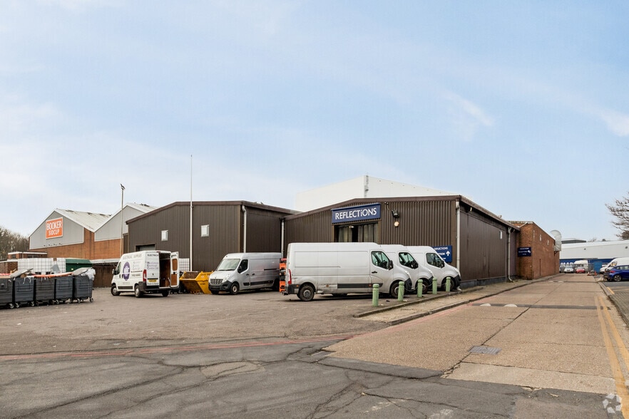 Edgington Way, Sidcup to rent - Building Photo - Image 3 of 3