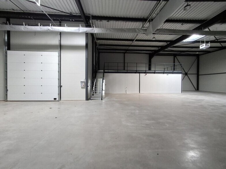 Light Industrial in Janneyrias to rent - Building Photo - Image 3 of 7
