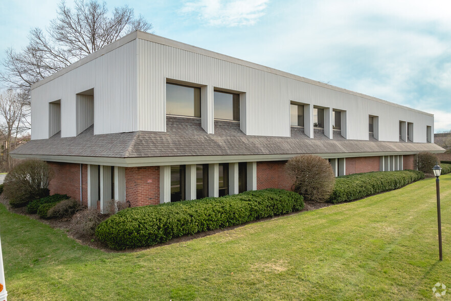 1575-1579 Henthorne Dr, Maumee, OH for sale - Primary Photo - Image 1 of 8