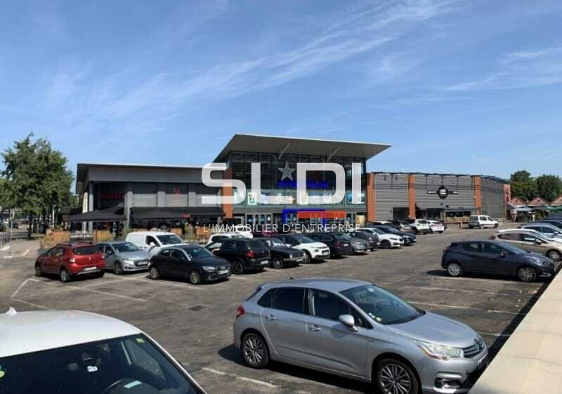 Retail in Bourgoin-Jallieu to rent - Building Photo - Image 2 of 6