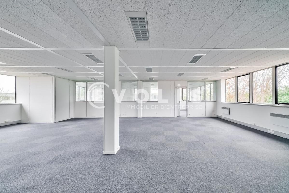 Office in Saint-Thibault-des-Vignes to rent Interior Photo- Image 1 of 17