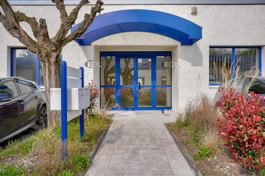 Industrial in Saint-Genis-Laval to rent - Building Photo - Image 2 of 10