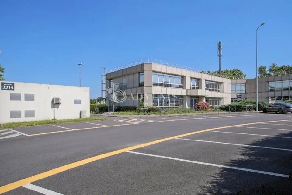 Office in Roissy-en-France to rent Building Photo- Image 1 of 6