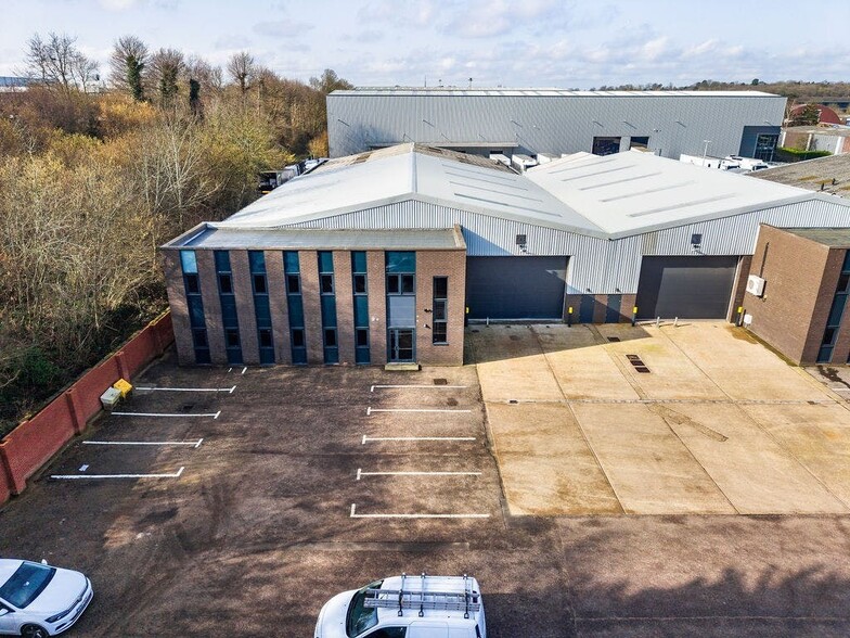 Units 3 & 4, Bracknell Business Centre, Downmill Rd, Bracknell to rent - Building Photo - Image 2 of 4