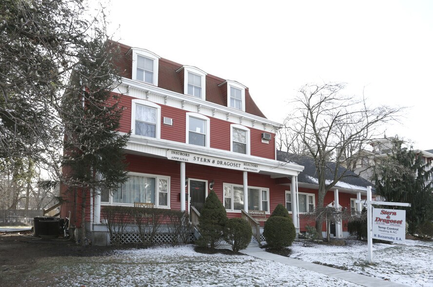 109 Green St, Woodbridge 07095 UK