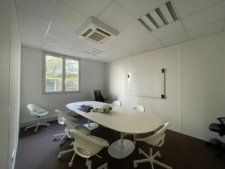 Office in Montrouge to rent - Interior Photo - Image 3 of 7