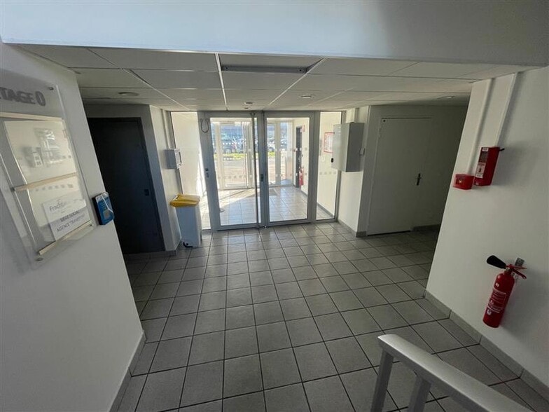 Office in Tremblay-en-France to rent - Lobby - Image 2 of 11