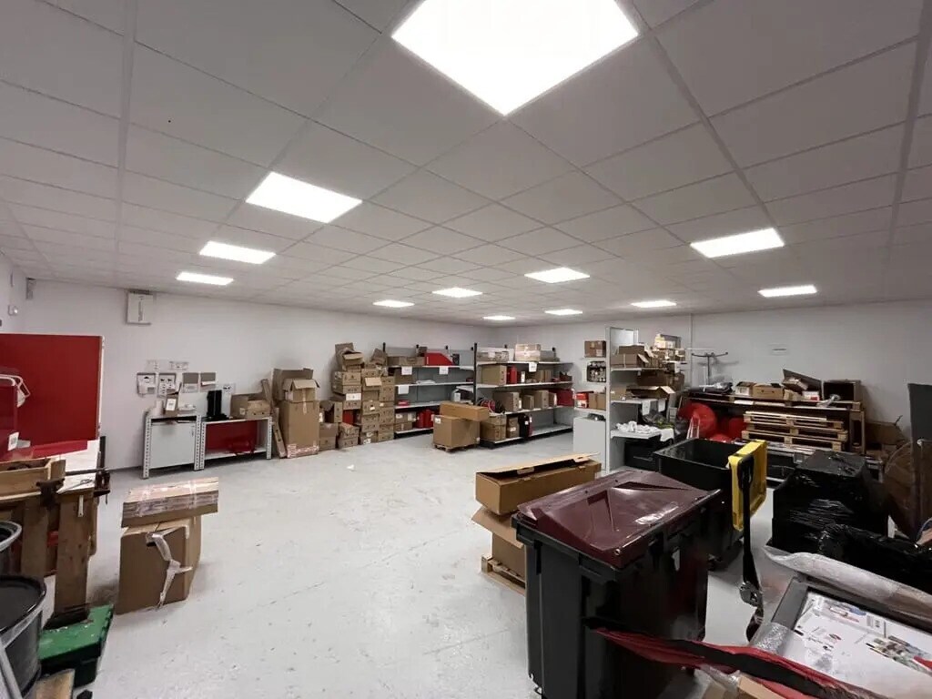 Location Local d'activités 349 m² - Photo 1
