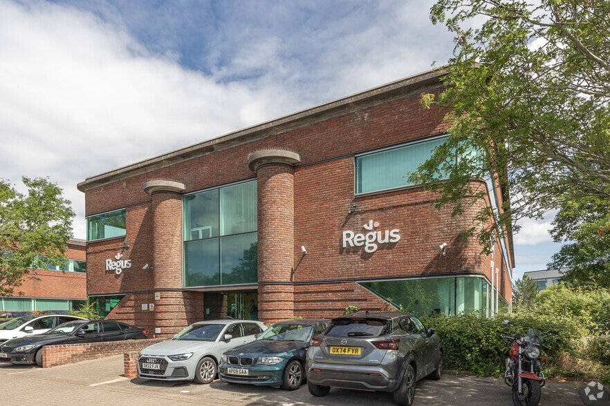 2440 Park Av, Almondsbury to rent - Primary Photo - Image 2 of 3