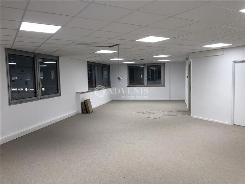 15 Rue Joël Le Theule, Montigny-le-Bretonneux to rent - Interior Photo - Image 2 of 5