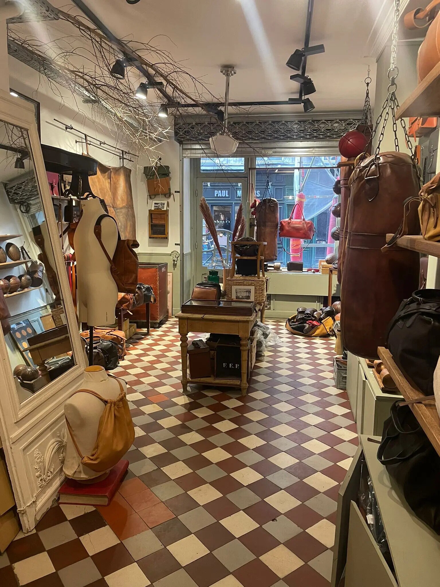 Retail in Paris to rent Building Photo- Image 1 of 3